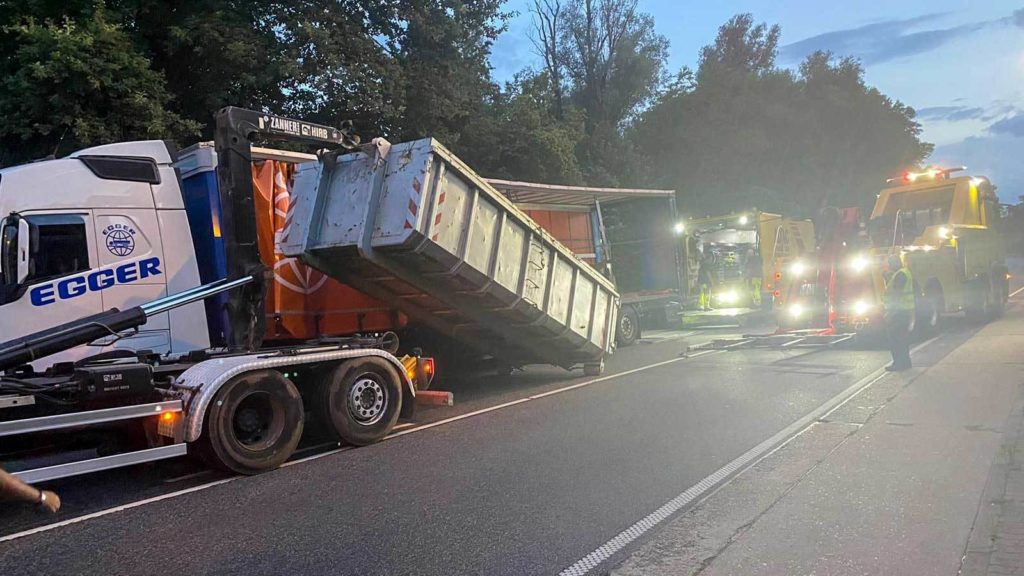 Containerdienst Frankfurt Team bei Reinigungsarbeiten auf der A5.