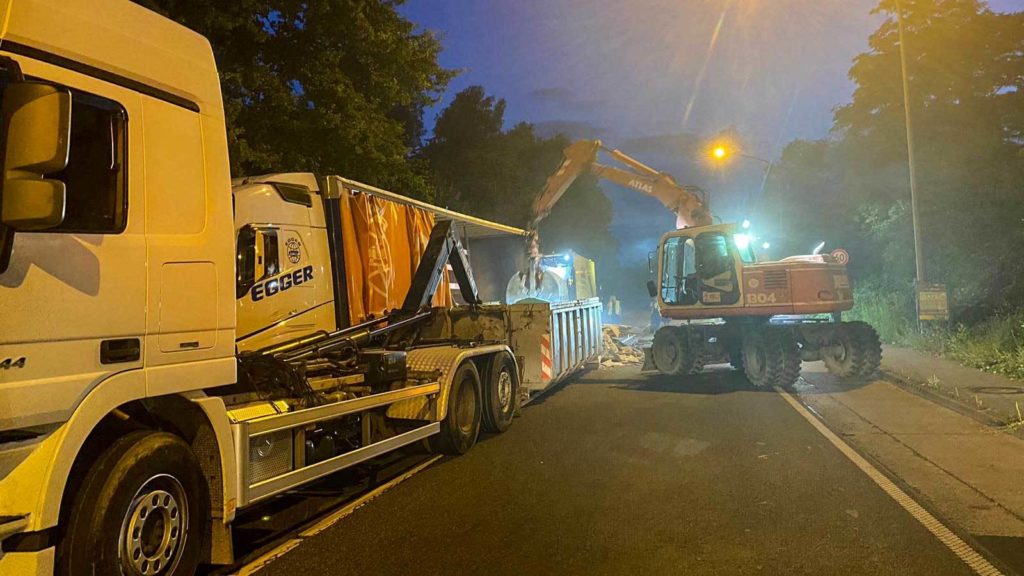 Abrollcontainer und Greifbagger im Einsatz nach dem LKW-Unfall.