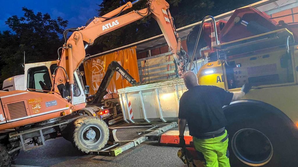 ADAC und Containerdienst Frankfurt koordinieren gemeinsam die Aufräumarbeiten.