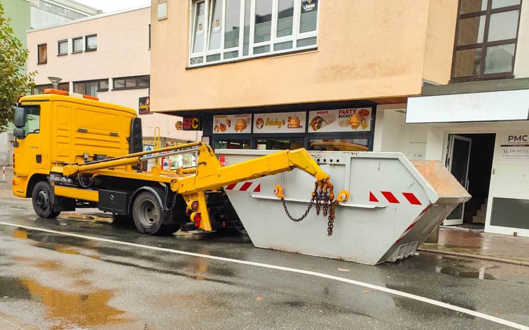 Direktbeladung von Abfallcontainern in einer engen Straße in Frankfurt