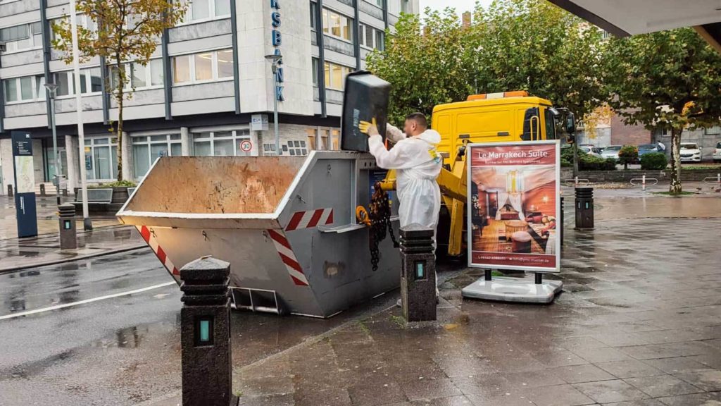 Mitarbeiter des Containerdienstes Frankfurt koordinieren die Direktbeladung eines Containers